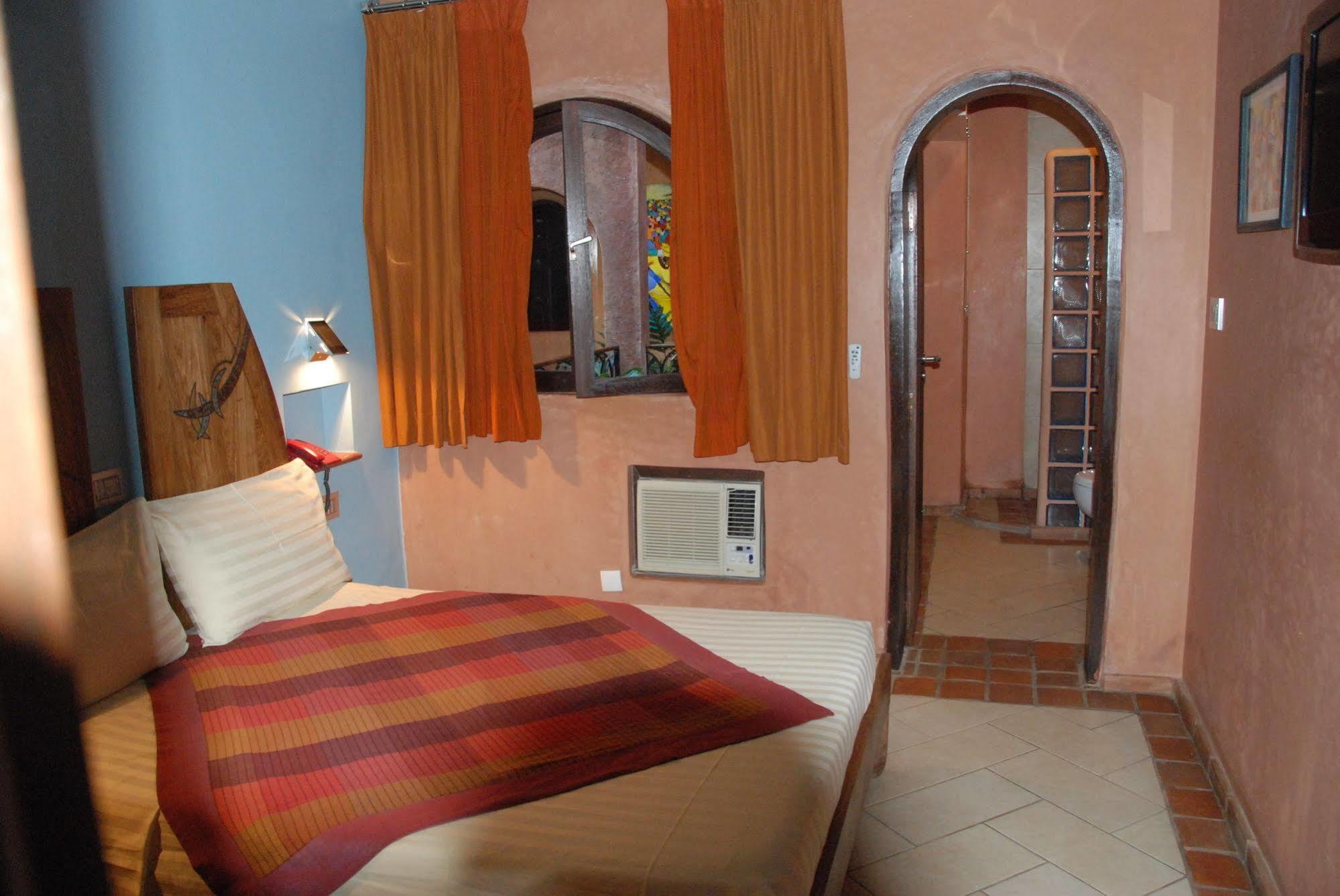 דקר Hotel Le Djoloff מראה חיצוני תמונה